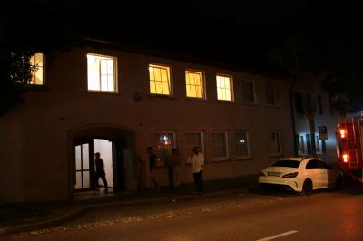 Backnang: Feuerwehreinsatz in der Stuttgarter Strasse - Feuerwehr schlaegt Tuere ein